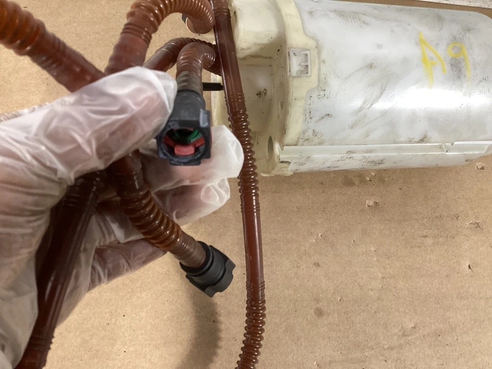 2008 - 2010 Porsche Cayenne 3.6 Fuel Pump Right Passenger 228236005 OEM - Image 4 of 4