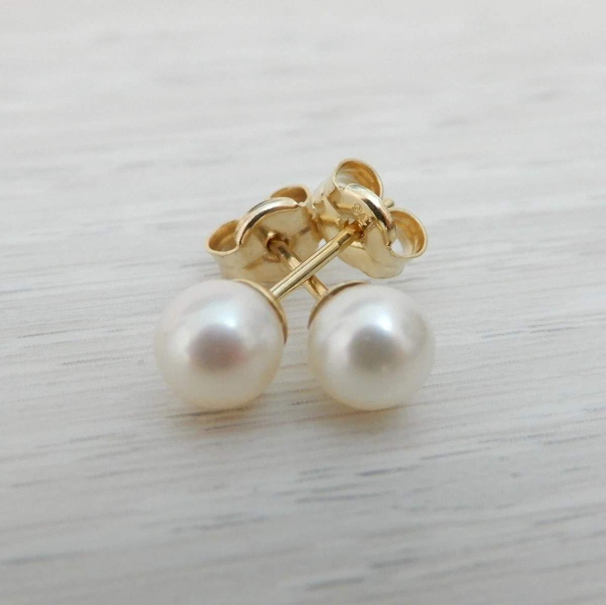 Brand New Genuine Freshwater Pearl on 9ct Yellow Gold Stud