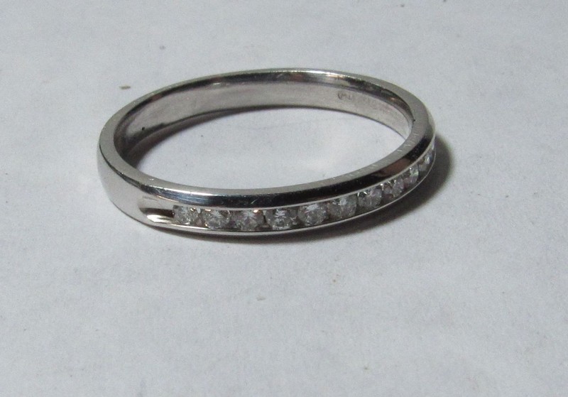 SOLID 10K WHITE GOLD RING/ BAND WITH 12 ROUND BRILLIANT CUT NATURAL DIAMONDS