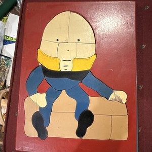 Vintage Wooden Tray Puzzle Board Humpty Dumpty on Red Background (23 pieces)