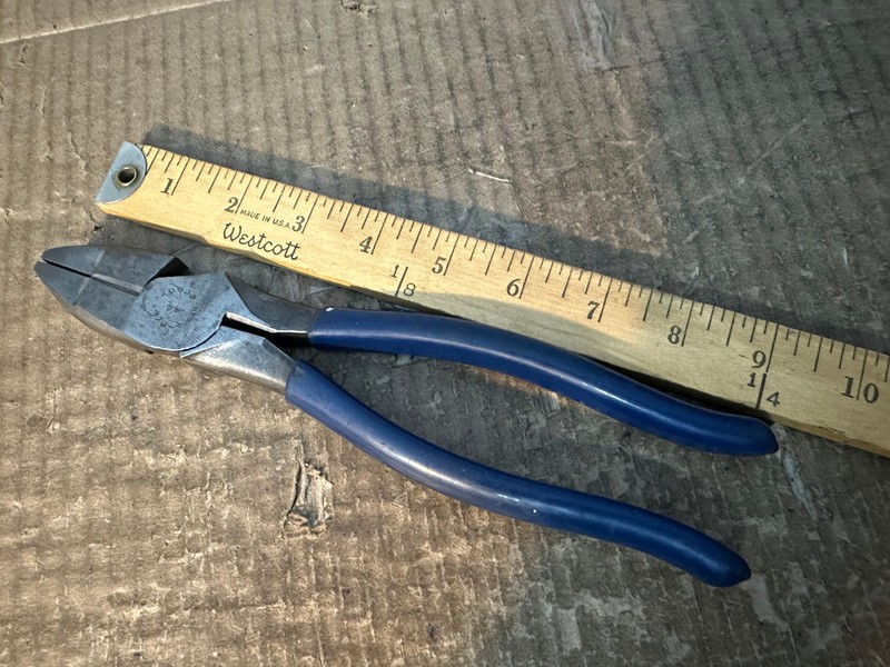 VINTAGE KLEIN TOOLS  213-9NE  9-1/2" LNEMAN'S PLIERS WITH CUTTER   USA