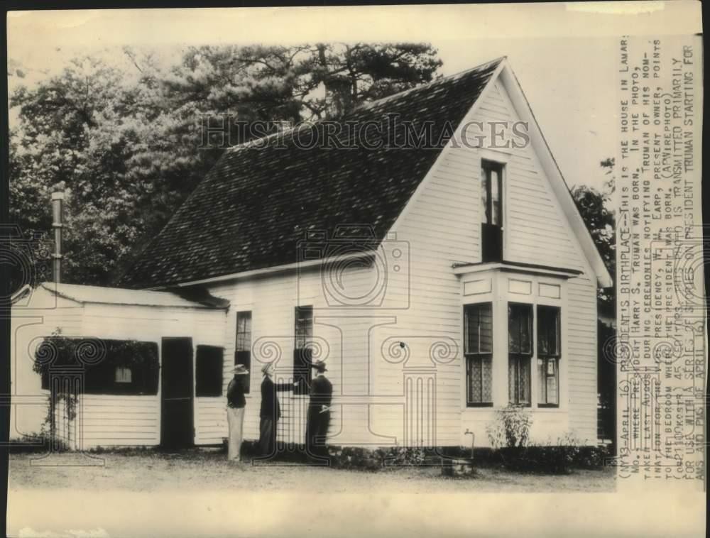 1945 Press Photo W. M. Earp Points to Room President Harry S. Truman was Born