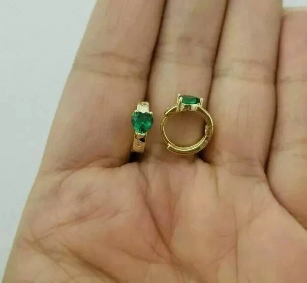 Pendiente de aro Huggie pequeño enchapado en oro amarillo de 14 k esmeralda simulada corte corazón de 1 quilate Foto 2 de 4