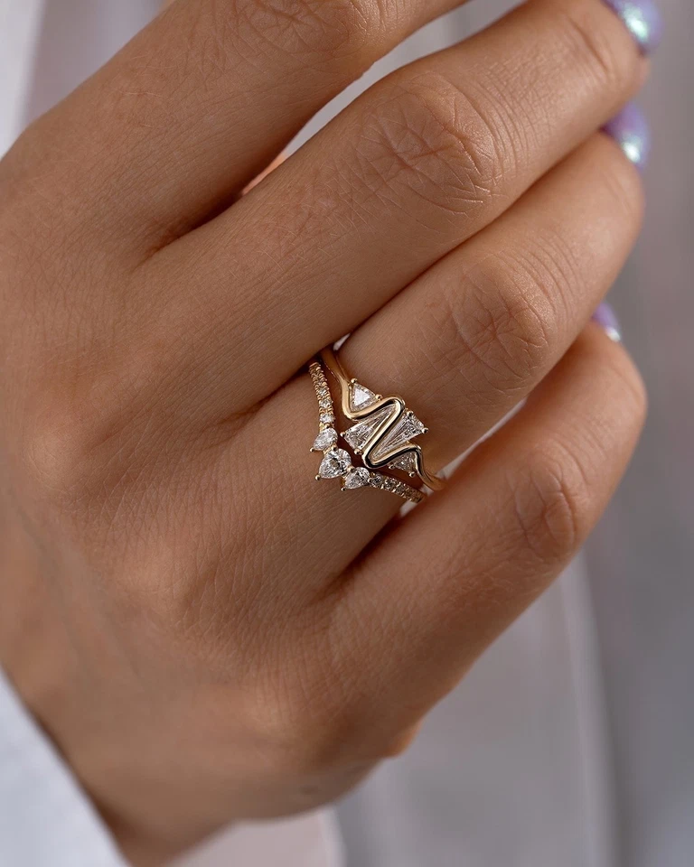 Anillo de compromiso de boda de diamantes cultivados en laboratorio de corte de billones de quilates de oro amarillo de 10 k Foto 4 de 4