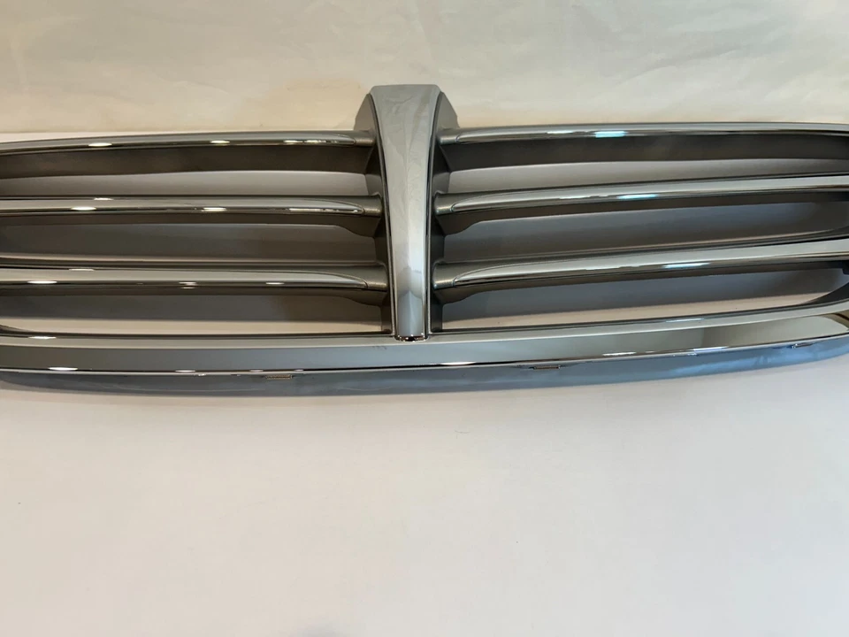 REJILLA DELANTERA OEM HYUNDAI GENESIS 2011-2014 86351-3M500 Foto 3 de 4