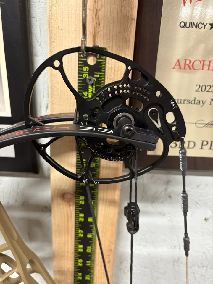 Darton Tritech 33 Right Hand 60 lbs FDE w/Black Limbs - Image 3 of 4