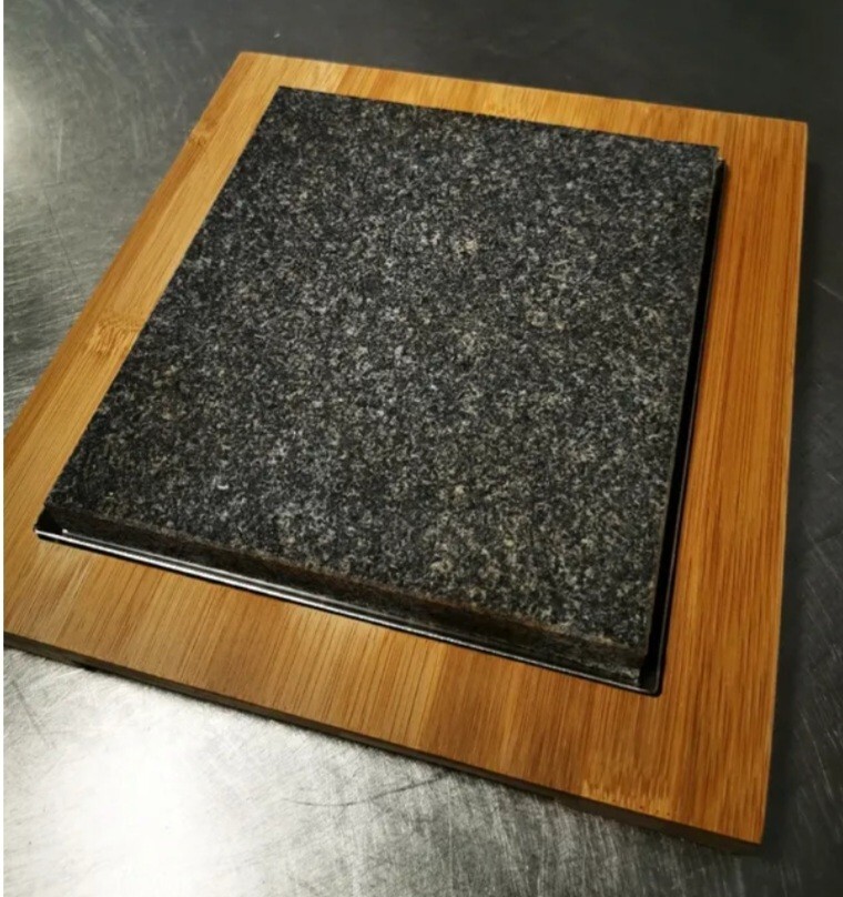 Pierrade neuve en granit noir et inox haut de gamme pour 8 personnes