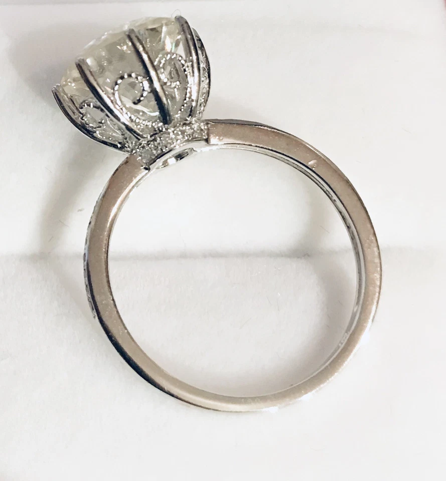 Enorme anillo de compromiso de moissanita y diamantes naturales de corte redondo de 3,5 quilates de oro de 10 k Foto 4 de 4