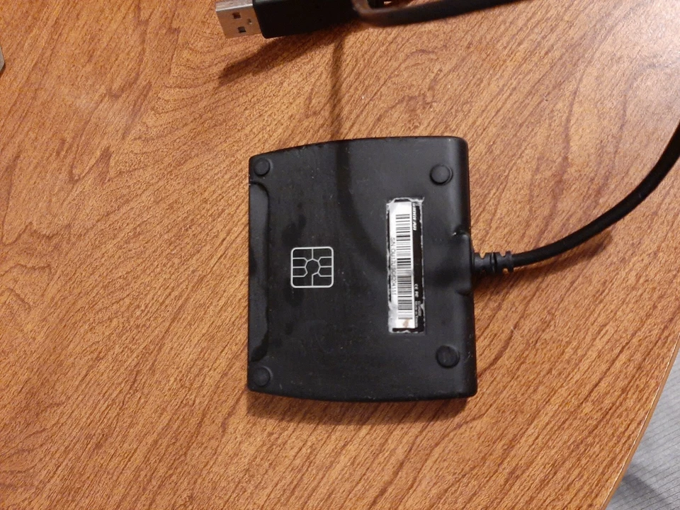 IOGear GSR202 Universal Smart Card Access Reader, USB Adapter in Black - Image 2 of 4