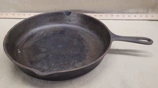 Unmarked Lodge Vintage Cast Iron #10 Skillet - Made in USA - 12 7/16