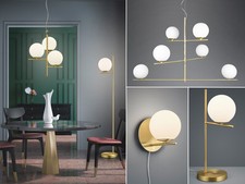 Bauhaus Lampen Messing mit Glaskugeln über Esstisch, hinter Sofa für Fensterbank