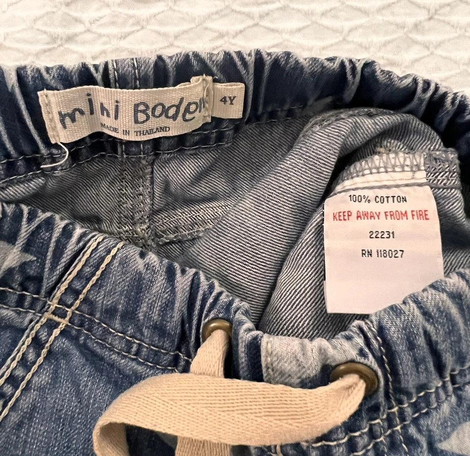 Pantalones cortos de mezclilla de algodón con estampado de estrellas Mini Boden para niños, azules, talla 4 años Foto 3 de 4