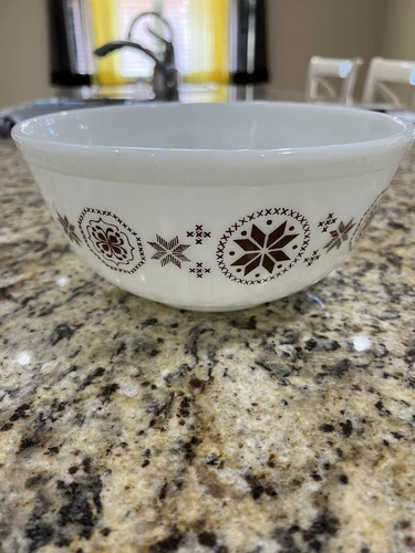 Vintage PYREX MIXING Bowl #4032 1/2 Quart Brown On White