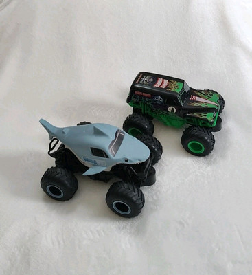 Monster Jam Official Grave Digger vs Megalodon Racing Rivals No Remote Controls