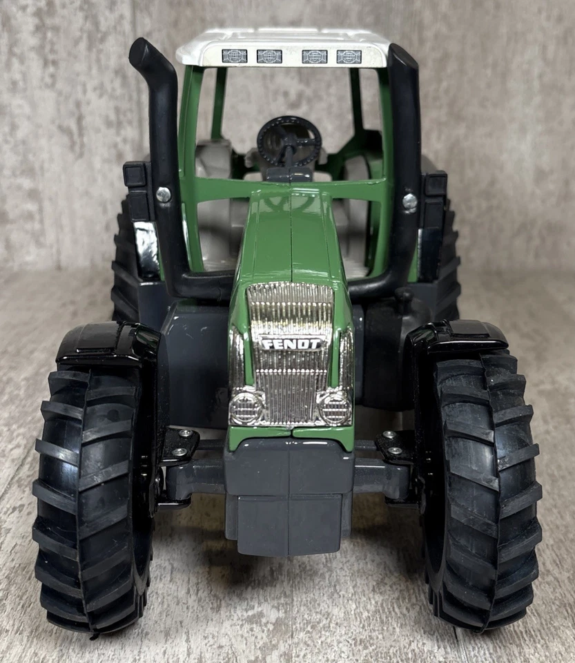 1/16 Scale Models Fendt 716 Vario Tractor W/ Singles Diecast - Image 3 of 4