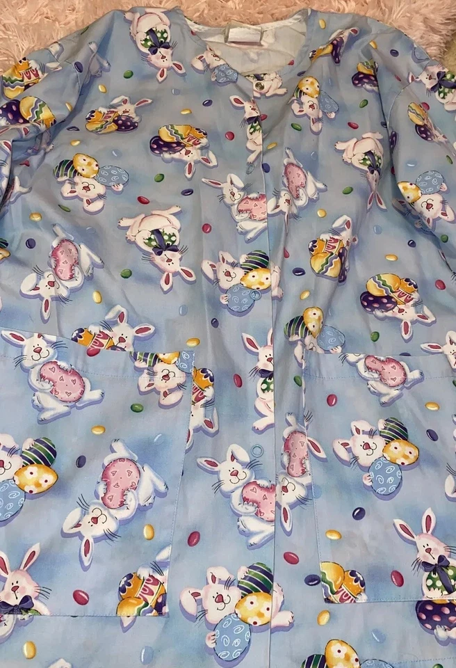 Blusa Médica Tafford Pascua Pequeña LS USADA EN EXCELENTE ESTADO Azul Lt con Huevos Multicolores Frijoles Talla Pequeña EC Foto 2 de 4