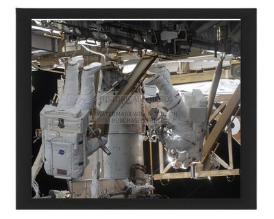 ASTRONAUTS INSTALLING SOLAR ARRAY ON INTERNATIONAL SPACE STATI 8X10 FRAMED PHOTO