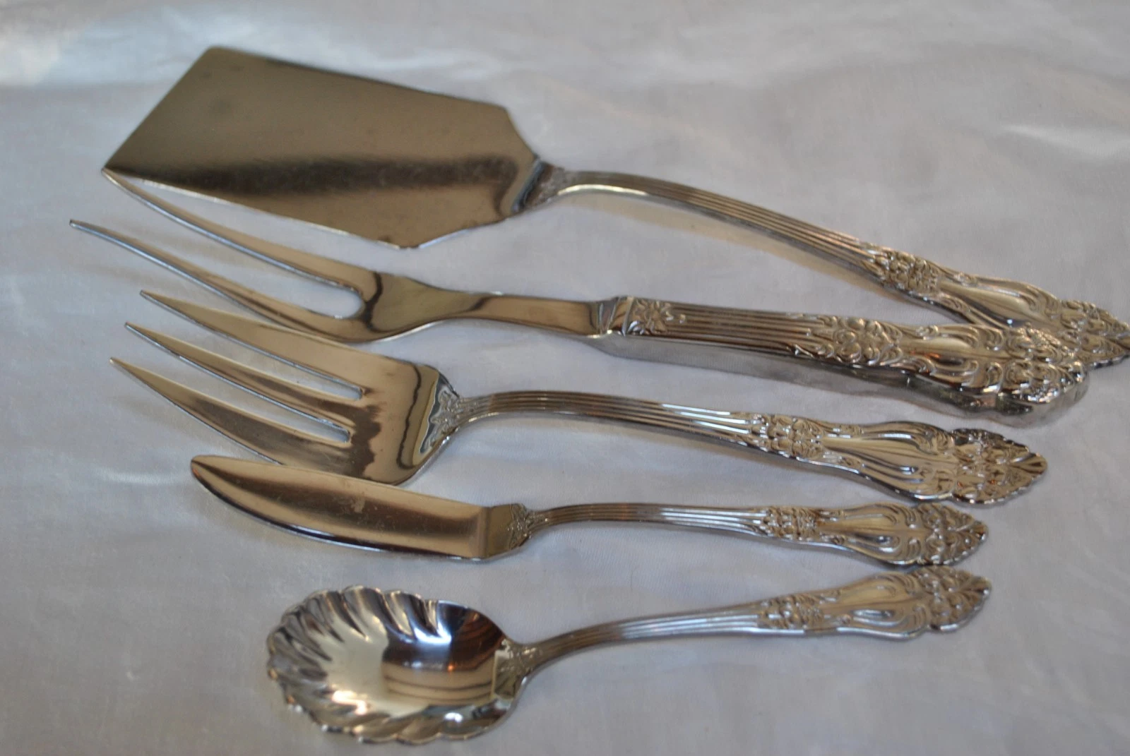 REED AND BARTON STAINLESS 18/10 FLATWARE CHINA "HAVERSHAM" (5) SERVING PIECES