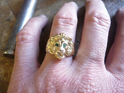 Bague or tête de lion avec saphir dans la gueule