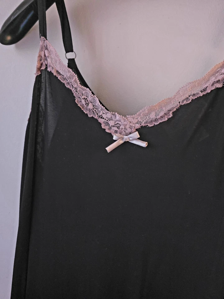 Camisola Oscar de la Renta etiqueta rosa pequena preta com acabamento em renda vestido slip lingerie - Imagem 2 de 3
