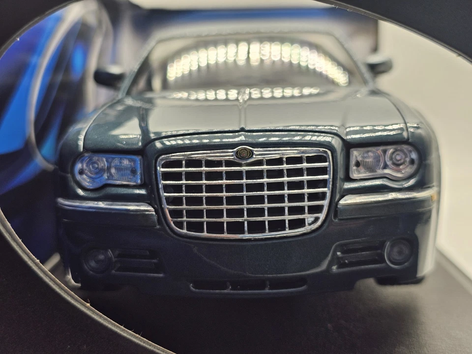 Chrysler 300 C Hemi Verde 1:18 Maisto In Box - Immagine 3 di 4