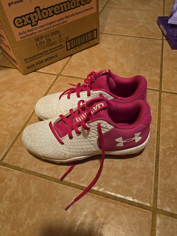 Underarmor Girls Cleats Size 4.5 Youth - Pink & White