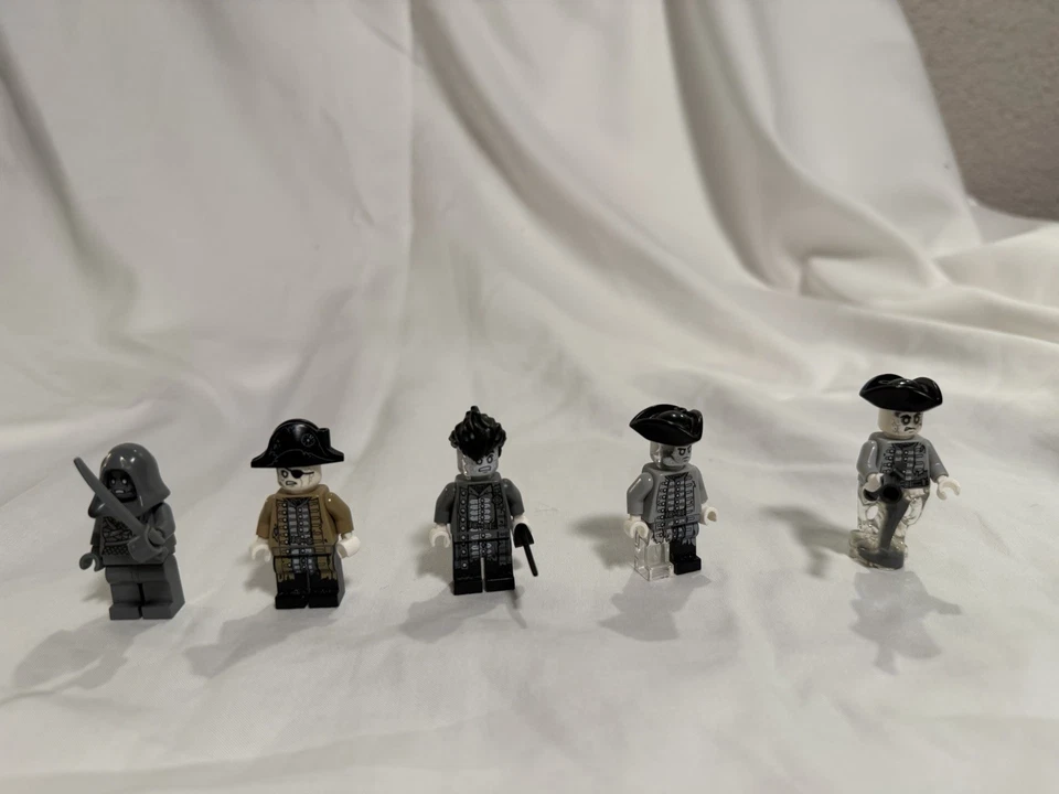 LEGO - Pirates Of The Carribean - Silent Mary - 71042 - MINIFIGURES SET OF 5 - Image 2 of 4