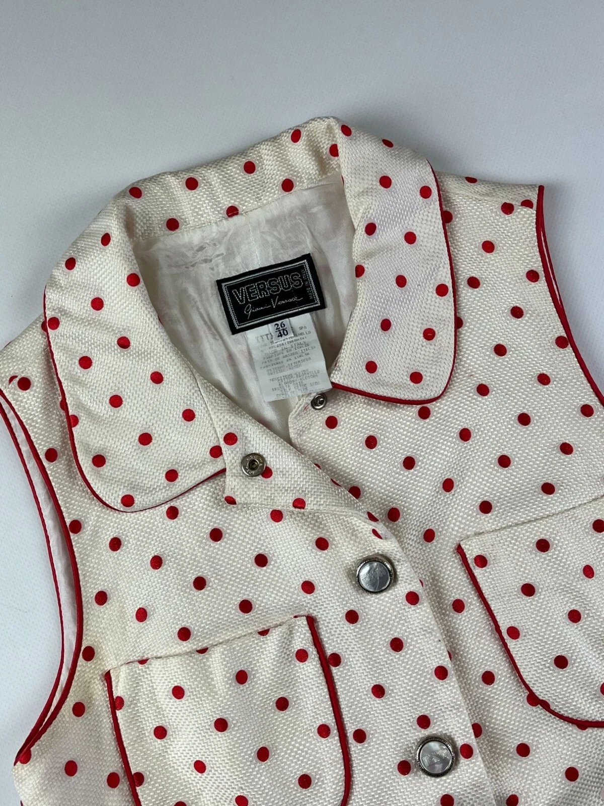 Abito Gianni Versace Versus anni 90 senza maniche a pois con bottoni bordo rosso colletto si