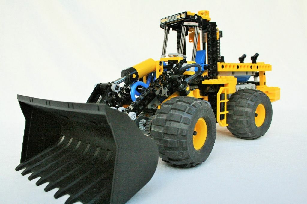 LEGO Technic Frontlader 8439 mit Anleitung LEGO Technic Frontlader 8439 mit Anleitung