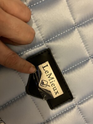Tapis De Selle Le Mieux, Tissu Loire, Coloris MIST, Pour Poney, état Neuf Avec Défauts Mineurs