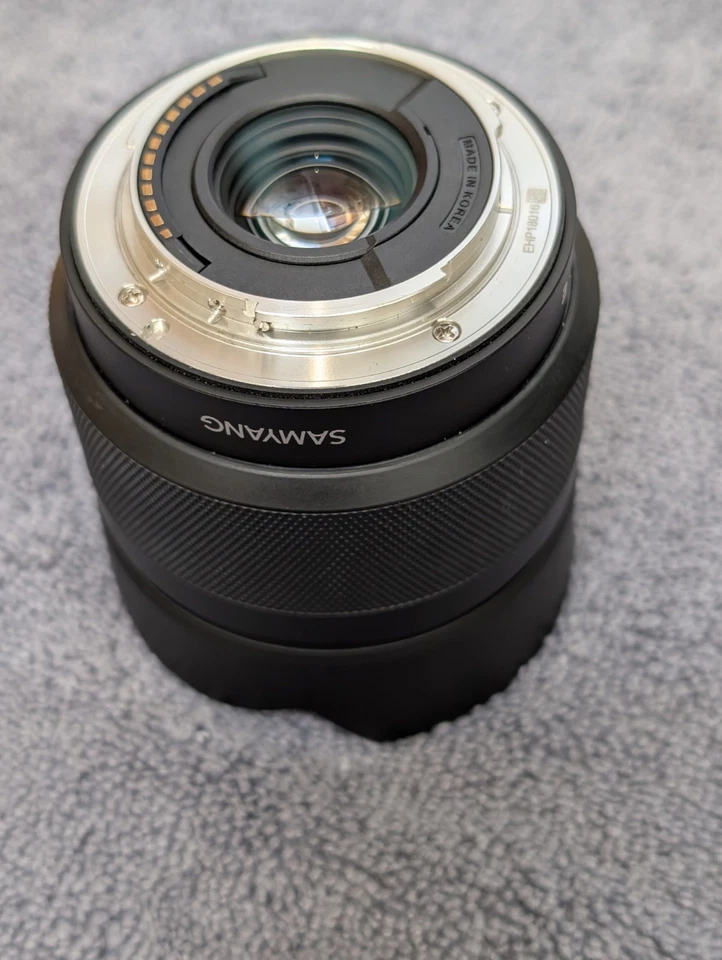 Lente ultra ancha Samyang 12 mm f/2,0 AF para Sony E-Mount con caja, capucha y estuche Foto 4 de 4