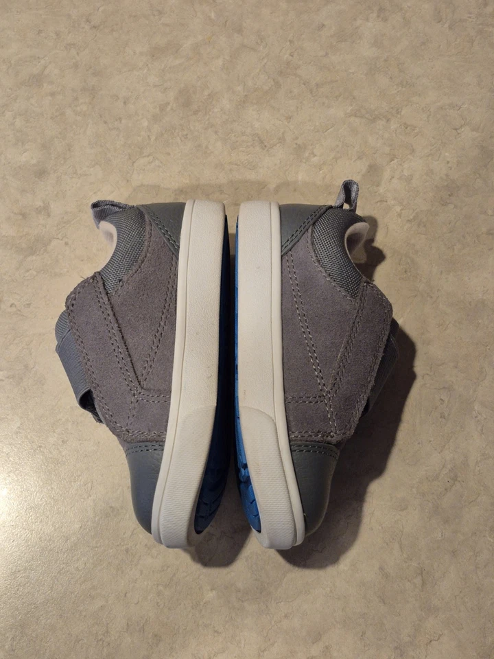 Zapatillas grises de dos tonos UGG Australia para niños pequeños talla 6 Foto 3 de 4