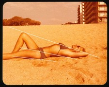 orig. Color Foto 70er Jahre - junges Mädchen im Bikini sonnt sich am Strand