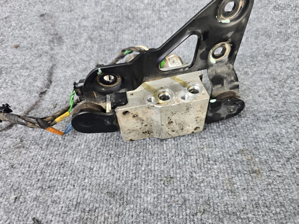 Bomba de bloque de válvula de suspensión hidráulica Abc Mercedes W166 X166 GL63 ML63 ML350 OEM Foto 3 de 4