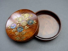 Lacquered Chrysanthemum Maki-e Incense Container, 6.4cm Diameter, Wooden Box
