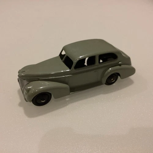 DINKY OLDSMOBILE  SEDAN GREY BLACK   HUBS, ORIGINAL Made In England Meccano LTD