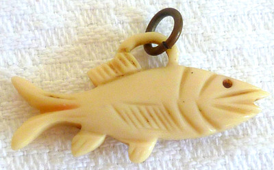 ALTER KLEINER FISCH ANHÄNGER GESCHNITZT AUS RINDERKNOCHEN