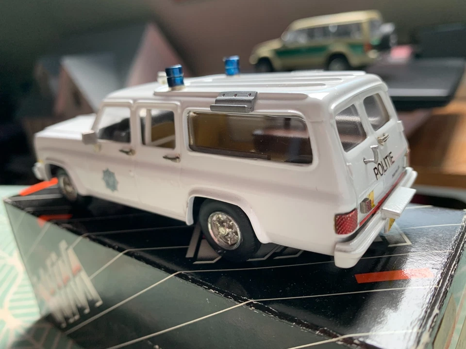 SMALL WHEELS KIM'S CLASSIC WM N°3 CHEVROLET C10 SUBURBAN POLICE ECH 1/43 - Photo 3/4