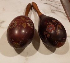 Antikes Paar geschnitzte Holz Blumen Maracas 9 in Vintage
