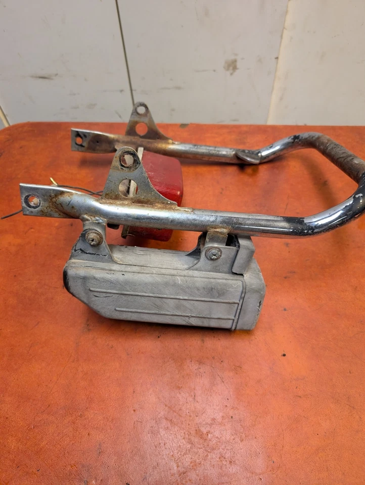 Conjunto de barra de agarre de luz trasera Yamaha Tri Moto Ytm 200 con caja de herramientas Foto 3 de 4