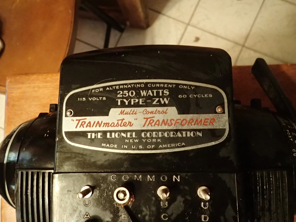 Transformador Lionel Multi Control "Trainmaster" Tipo ZW 250 vatios sin probar Foto 3 de 4