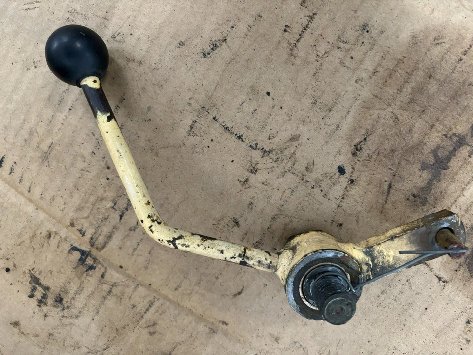 DE COLECCIÓN JI CASE 830 D FILA TRACTOR DE CULTIVO -HI - LO PALANCA DE CAMBIOS Y PERNO - 1965 Foto 2 de 3