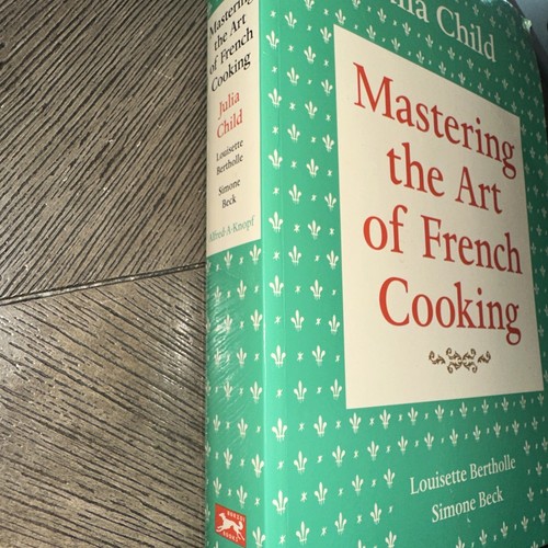 Mastering the Art of French Cooking Cookbook Paperback Soft Book JULIA CHILD - Picture 2 of 5