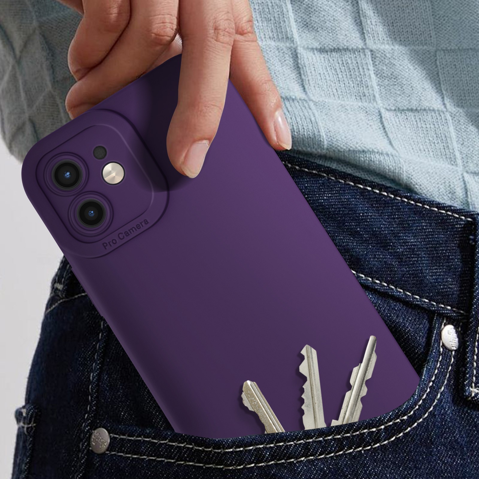 Coque iPhone 12 violette mate idéale pour protéger votre objectif photo en voyage