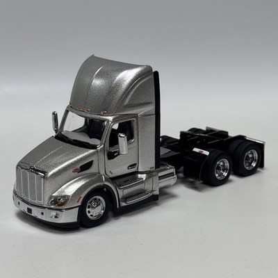 1/50 Peterbilt 579 Truck Alloy Model, Doors & Hood Open, Minor Flaw Display
