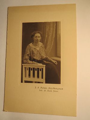 Jever - 1915 - sitzende junge Frau - Kulisse - Portrait / KAB