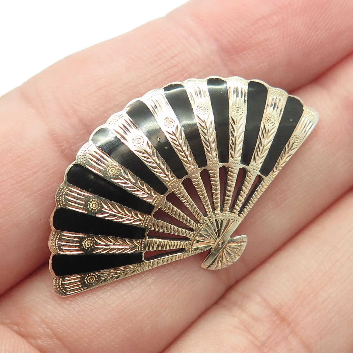 Fan brooch deals