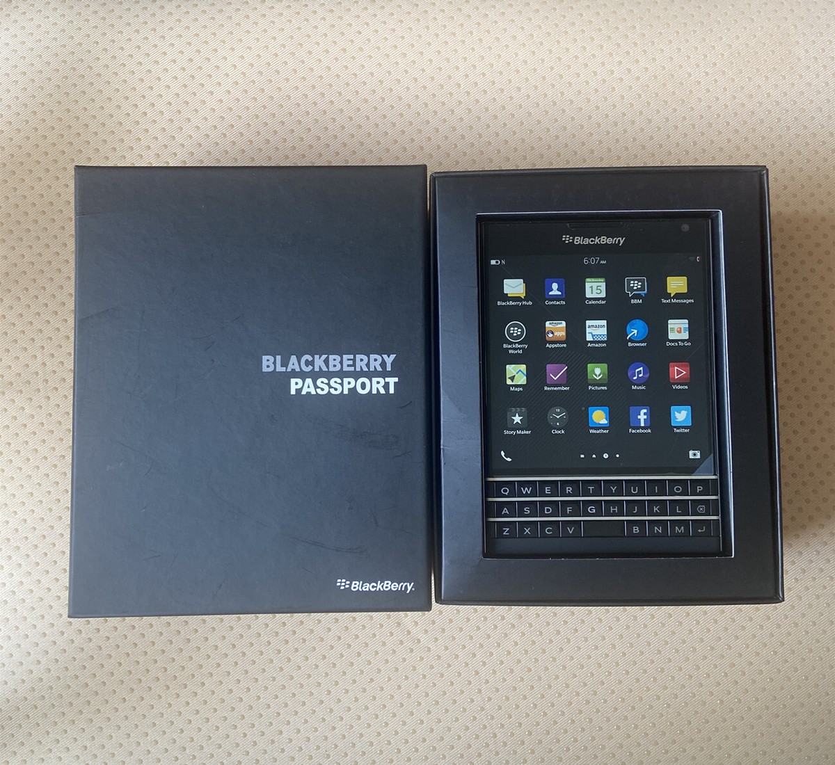 スマートフォン本体 BlackBerry Passport SQW100-1 Black Blackberry Passport (SQW100-1) Factory Unlocked - Black