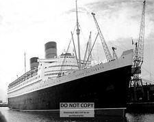 RMS QUEEN ELIZABETH AT SOUTHAMPTON IN 1960 OCEAN LINER - 8X10 PHOTO MW-550