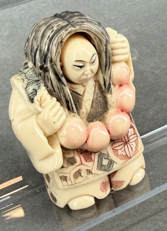 Figura de resina Netsuke japonesa de colección giratoria de dos caras de vampiro/mujer firmada Foto 2 de 4